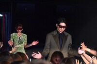 客席後方から登場した向井理（手前）、上白石萌歌（奥）