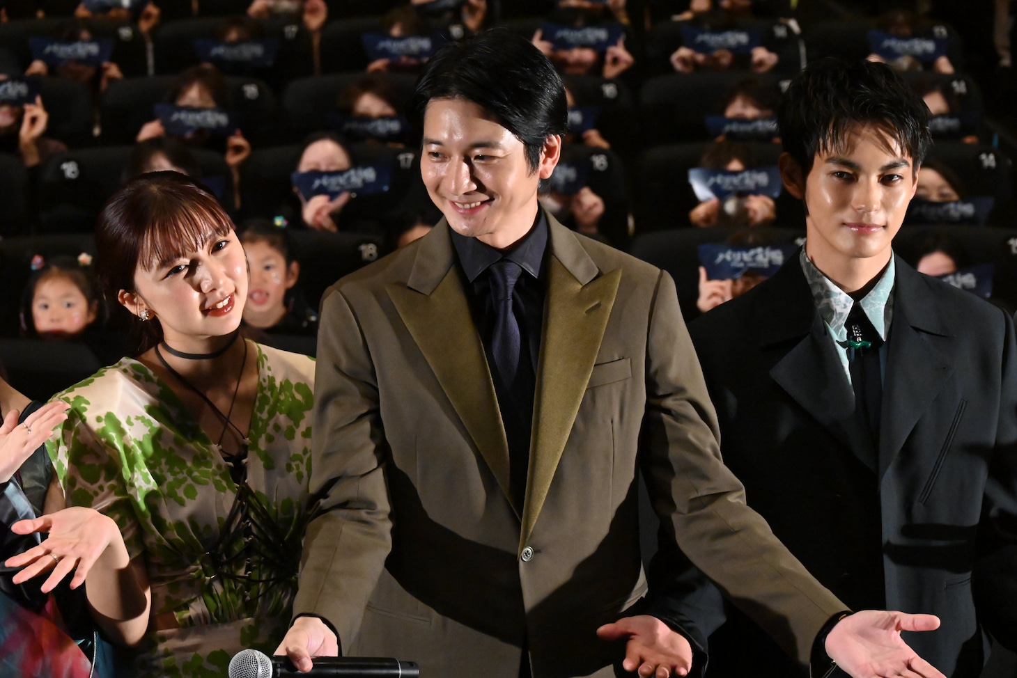 左から上白石萌歌、向井理、神尾楓珠