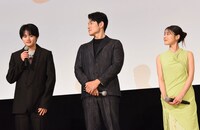 共演者に見守られながら挨拶する鈴鹿央士（左）