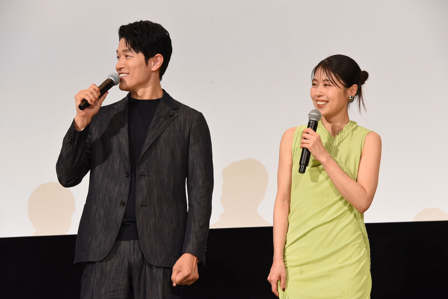 左から鈴木亮平、有村架純