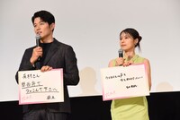 “一生のお願い”を披露した鈴木亮平（左）、有村架純（右）