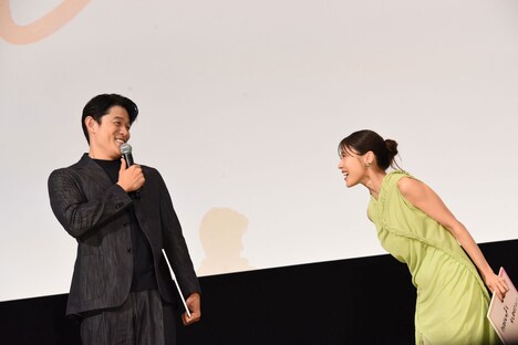 鈴木亮平（左）のリクエストに応え、関西弁でツッコむ有村架純（右）