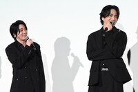 映画「#真相をお話しします」初日舞台挨拶に参加した大森元貴（左）、菊池風磨（右）
