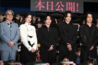 映画「#真相をお話しします」初日舞台挨拶の様子。左から豊島圭介、中条あやみ、大森元貴、菊池風磨、岡山天音