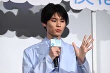 チャームポイントの手を見せる萩原利久