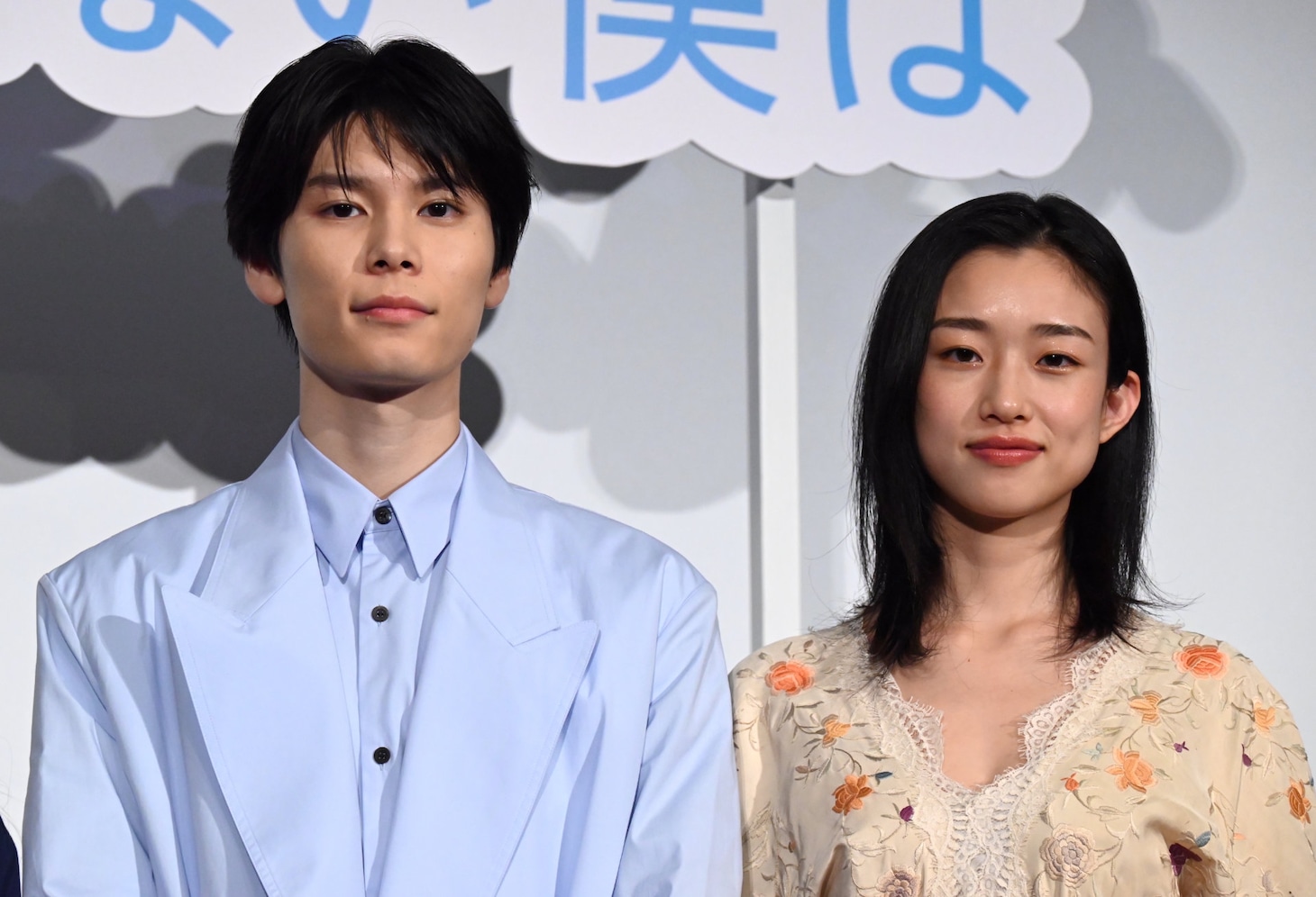 左から萩原利久、河合優実