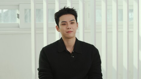 インタビューに答えるキム・ドフン