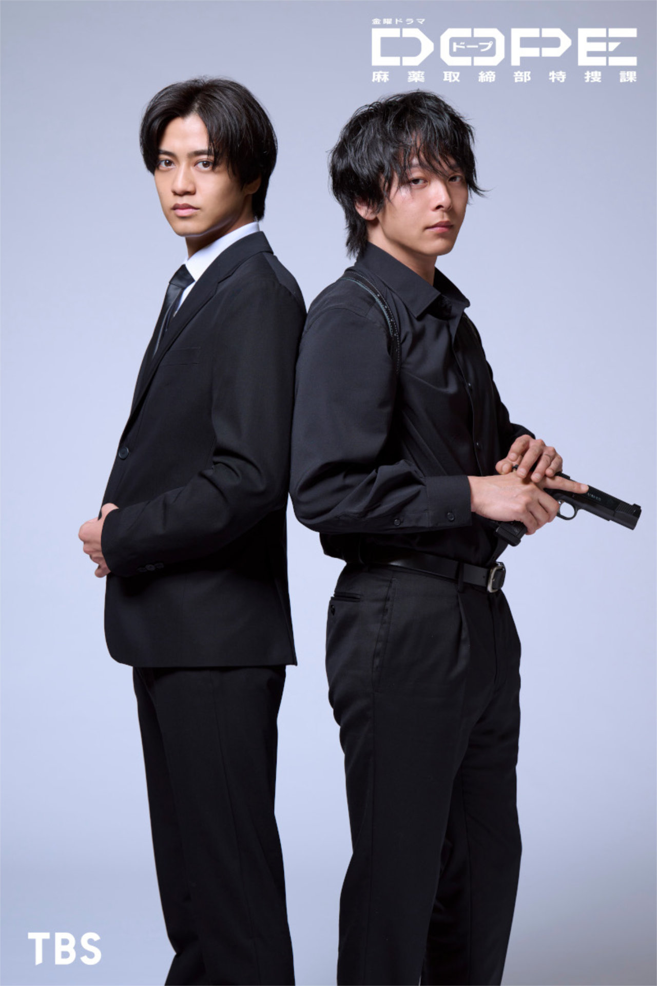 ドラマ「DOPE 麻薬取締部特捜課」より、左から高橋海人演じる才木優人、中村倫也演じる陣内鉄平