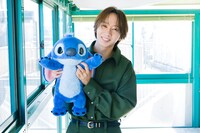 スティッチのぬいぐるみを抱えた中村海人。