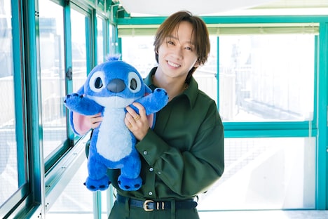 スティッチのぬいぐるみを抱えた中村海人。