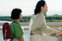 「ルノワール」新場面写真。左から鈴木唯演じるフキ、石田ひかり演じる詩子