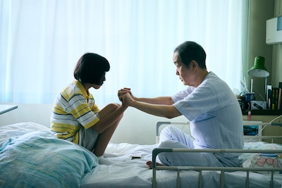 「ルノワール」より、左から鈴木唯演じるフキ、リリー・フランキー演じる圭司