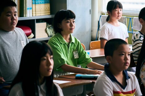 「ルノワール」新場面写真。教室で授業を受けるフキ（鈴木唯）