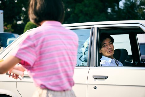 「ルノワール」新場面写真。中島歩演じる御前崎（奥）