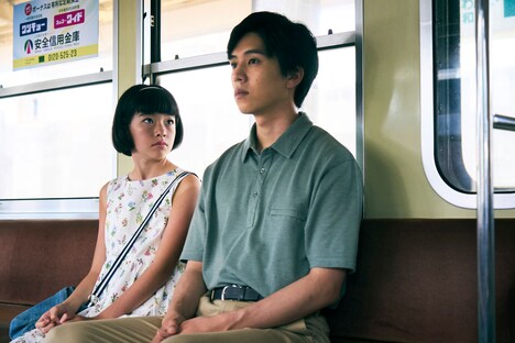 「ルノワール」新場面写真。左から鈴木唯演じるフキ、坂東龍汰演じる薫