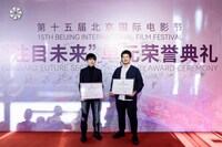 左から奥山由之、プロデューサーの佐野大