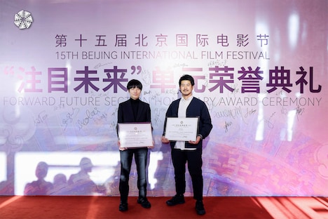 左から奥山由之、プロデューサーの佐野大