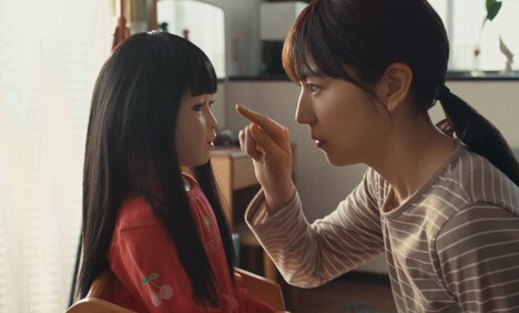 「ドールハウス」新場面写真より、アヤ（左）と長澤まさみ演じる佳恵（右）