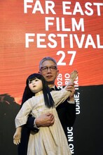 ウディネ・ファーイースト映画祭オープニングセレモニーの様子。アヤ（左）と矢口史靖（右）