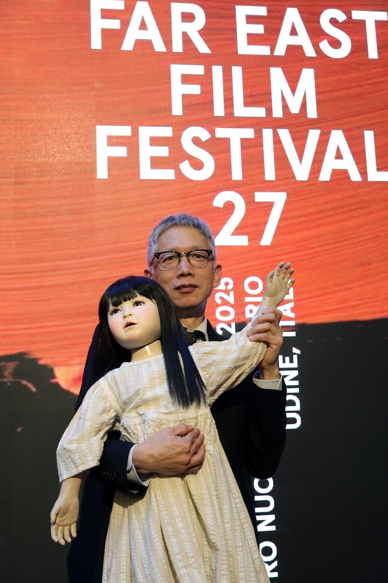 ウディネ・ファーイースト映画祭オープニングセレモニーの様子。アヤ（左）と矢口史靖（右）