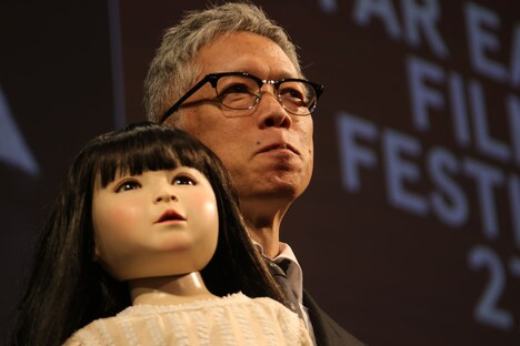 「ドールハウス」舞台挨拶より、左からアヤ、矢口史靖