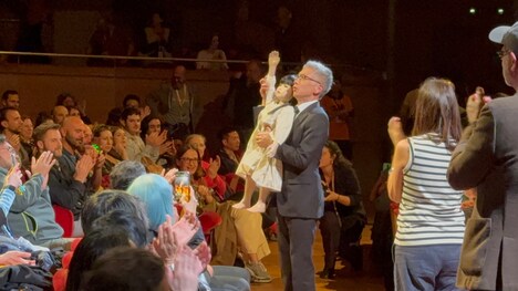 観客の拍手に応えるアヤと矢口史靖