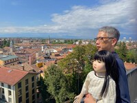 ウディネ観光するアヤ（左）と矢口史靖
（右）