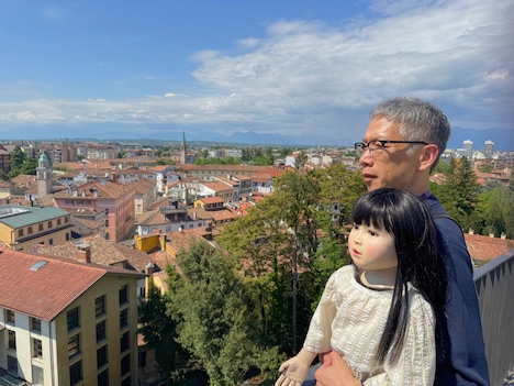 ウディネ観光するアヤ（左）と矢口史靖
（右）