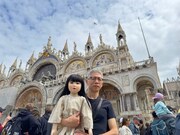 ヴェネツィアのサン・マルコ寺院前で写真を撮るアヤ（左）と矢口史靖（右）