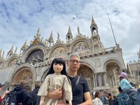 ヴェネツィアのサン・マルコ寺院前で写真を撮るアヤ（左）と矢口史靖（右）