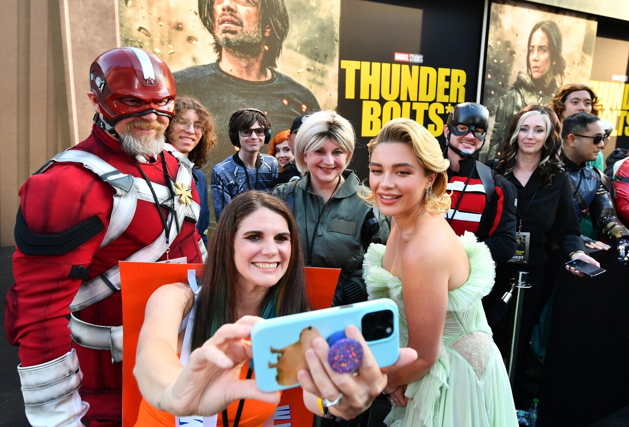 ファンと交流するフローレンス・ピュー ©AER