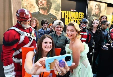 ファンと交流するフローレンス・ピュー ©AER