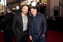 左からセバスチャン・スタン、製作総指揮を務めるケヴィン・ファイギ ©Jesse Grant