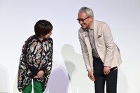左から宮本信子、西村まさ彦