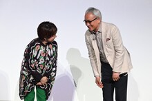 左から宮本信子、西村まさ彦