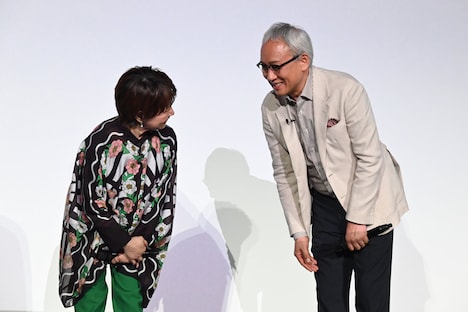 左から宮本信子、西村まさ彦