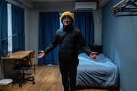 撮影セットを訪れた原作者の松原タニシ