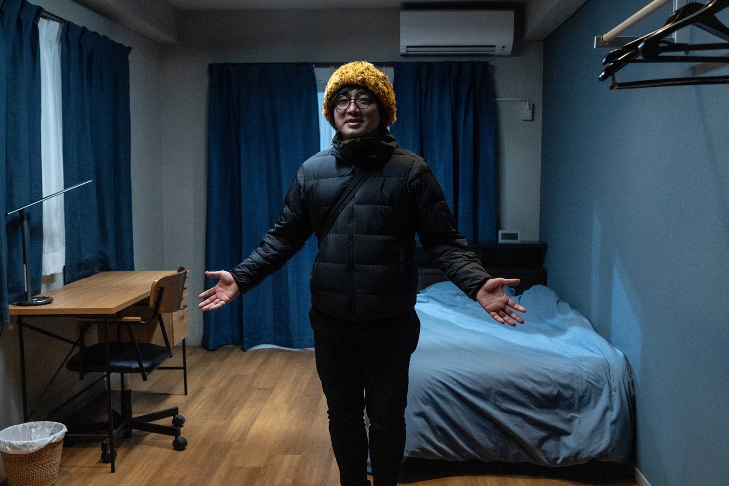 撮影セットを訪れた原作者の松原タニシ