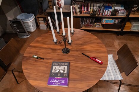 「事故物件ゾク 恐い間取り」で主人公・桑田ヤヒロたちが降霊術を行うテーブル