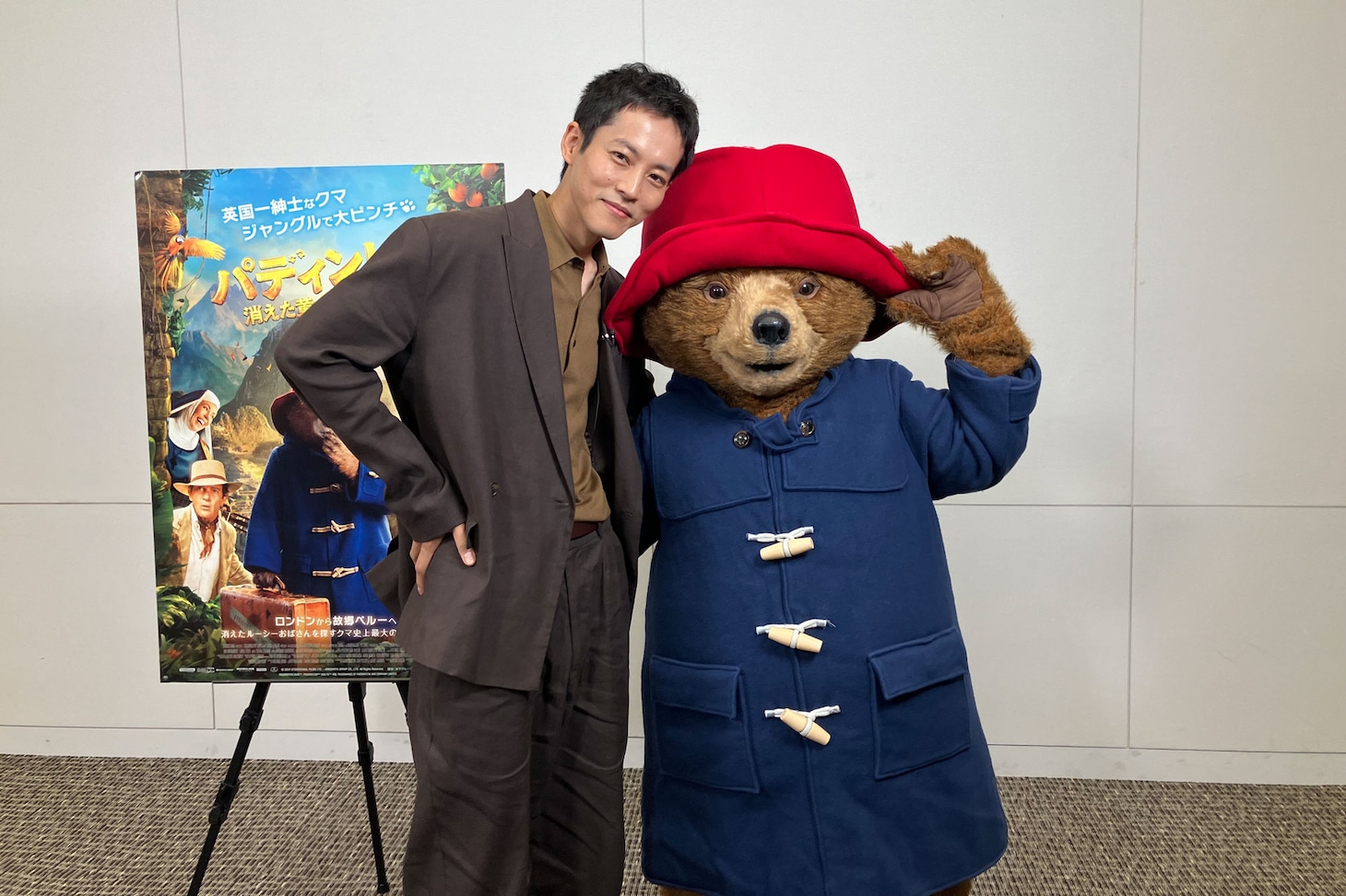 左から松坂桃李、パディントン