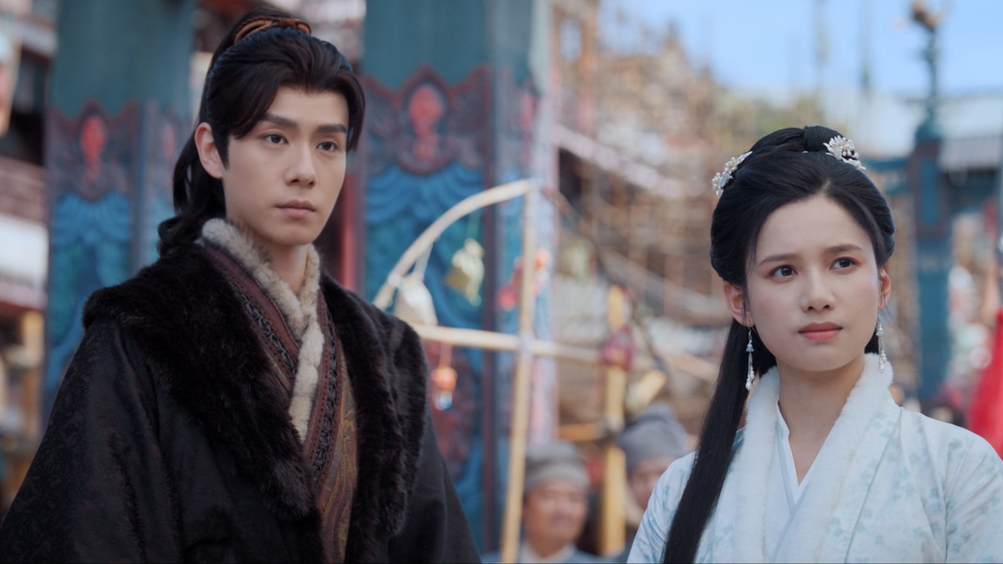 中国ドラマ「惜花芷～星が照らす道～」より、左からフー・イーティエン（胡一天）演じる顧晏惜、チャン・ジンイー（張婧儀）演じる花芷