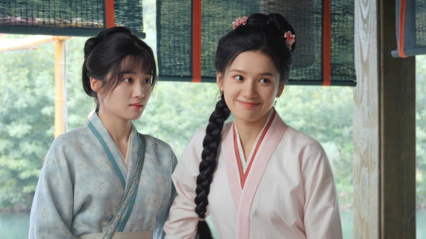 チャン・ジンイー（張婧儀）演じる花芷（右）