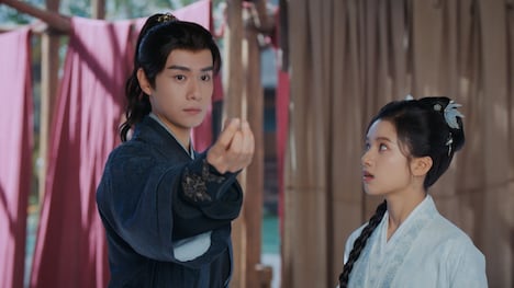 中国ドラマ「惜花芷～星が照らす道～」より、左からフー・イーティエン（胡一天）演じる顧晏惜、チャン・ジンイー（張婧儀）演じる花芷