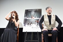 「カメラマンの方はいますか？」と客席を見回すLiLiCo（左）と渡部陽一（右）