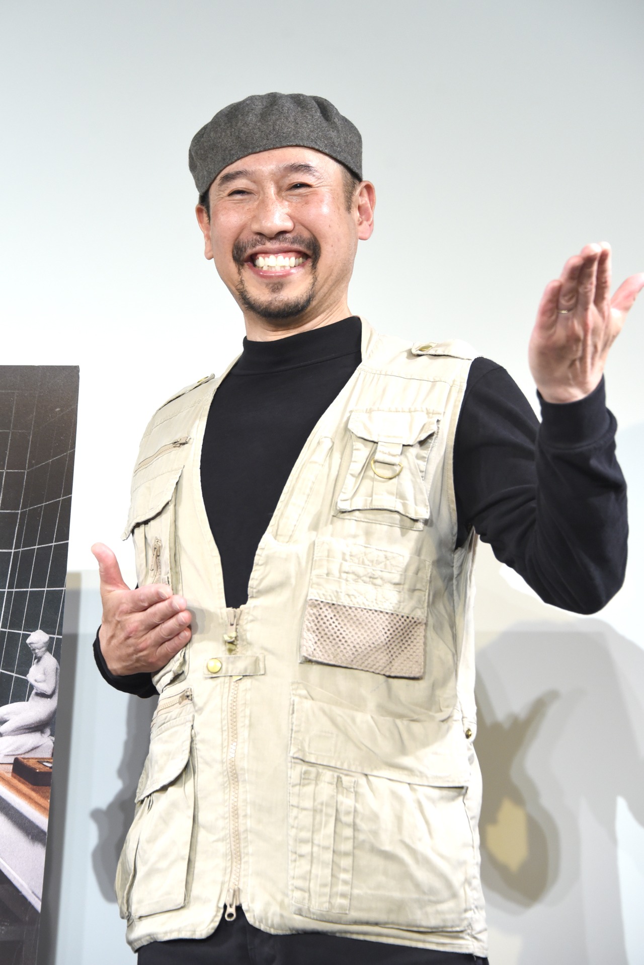 観客のカメラに向かって、さまざまなポーズを取っていた渡部陽一