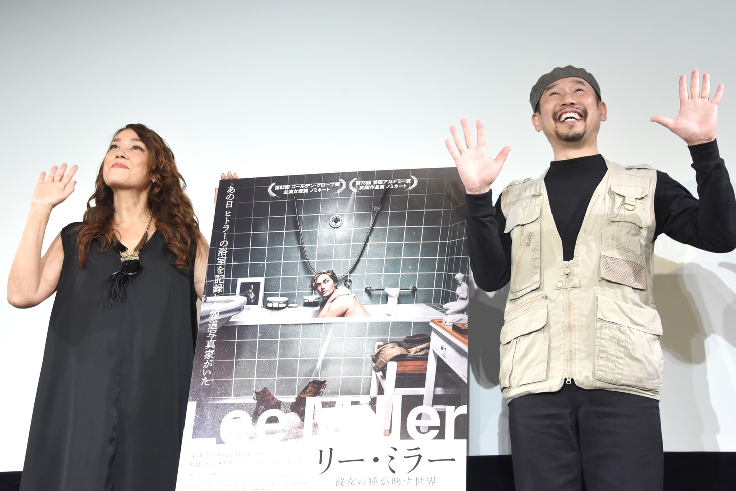 ムービーカメラに向かって手を振るLiLiCo（左）と渡部陽一（右）