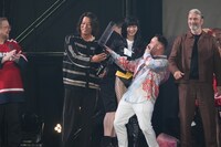 ランチャーを構えるサン・カン（中央左）と、彼の肩に手を置くダニエル・ローガン（中央右）