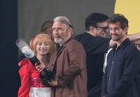 マッツ・ミケルセン（中央）、ヒュー・ダンシー（手前右）