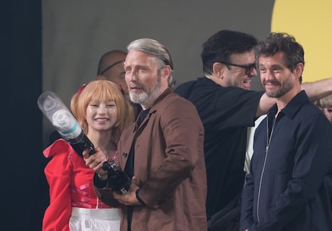 マッツ・ミケルセン（中央）、ヒュー・ダンシー（手前右）