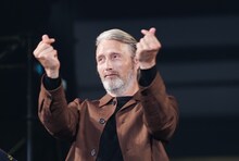 大阪コミコン2025にて、指ハートをするマッツ・ミケルセン